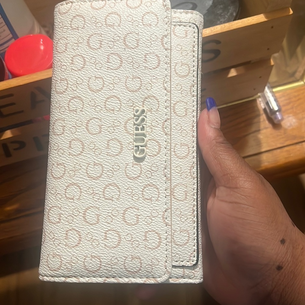 Walllettty from guess